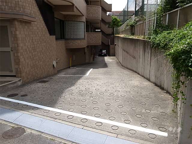 駐車場へのアプローチ