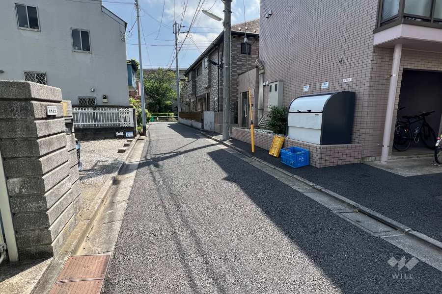敷地北側の前面道路(北西側から)