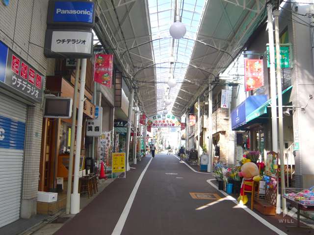 敷地の東側は商店街に面しています。