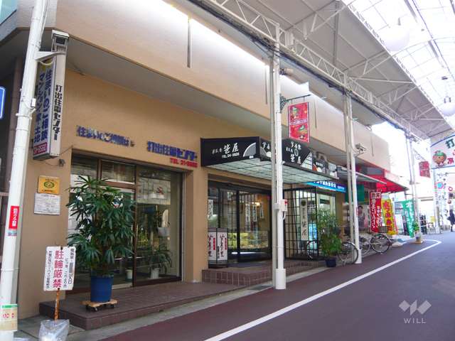 商店街に面して、棟内1階に店舗部分があります。