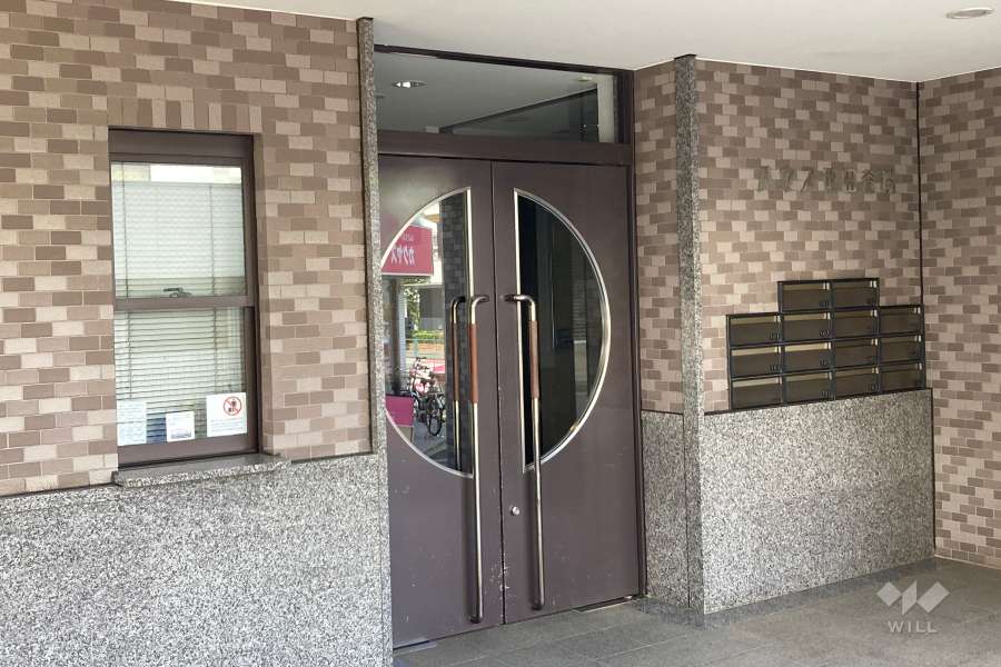 エントランスはオートロック付きです。