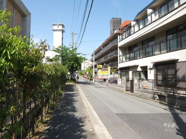 敷地南側の前面道路（東側から）