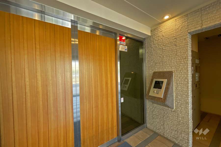 エントランスはオートロック付きです。