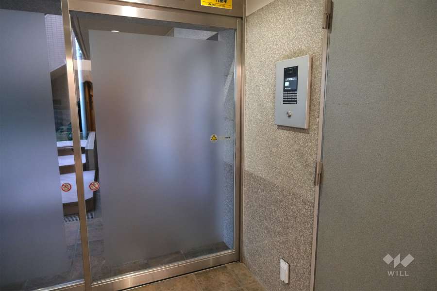 エントランスはオートロック付きです。