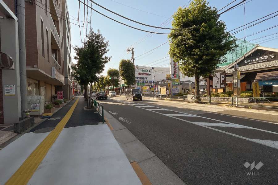 敷地北側の前面道路（東側から）