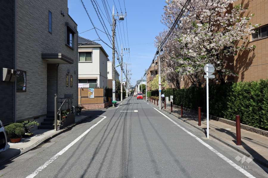 敷地西側道路の先には敷地内駐車場（屋外平面式・機械式）の入り口があります。
