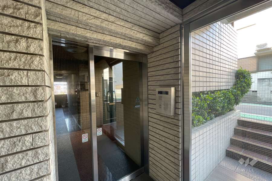 エントランスはオートロック付きです。