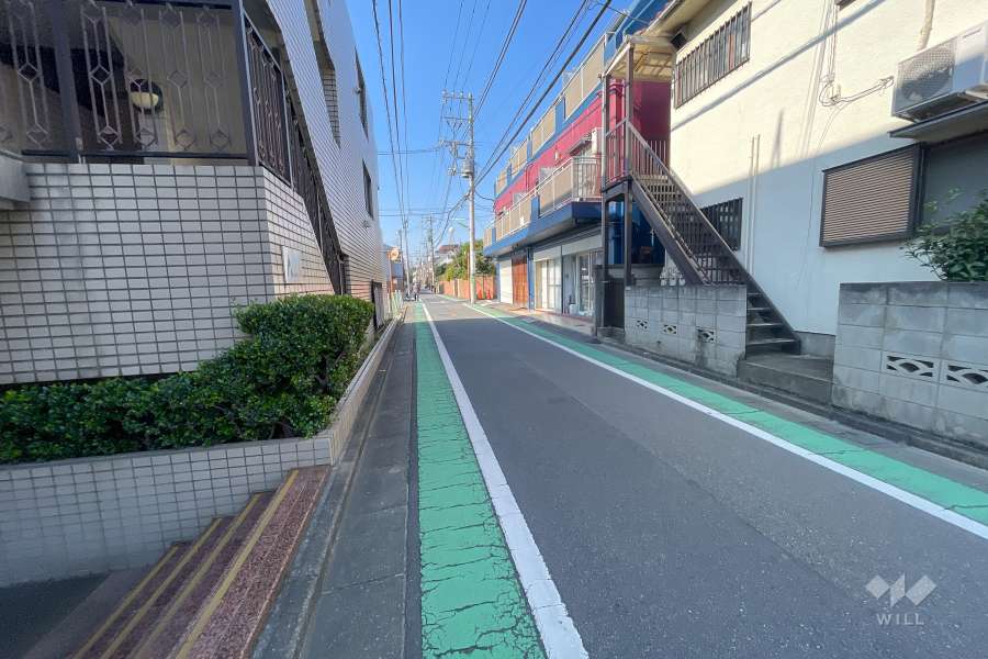 敷地北側の前面道路（東側から）