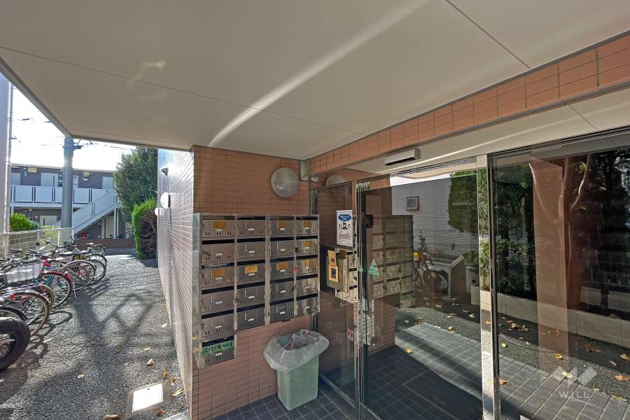 エントランスはオートロック付きです。