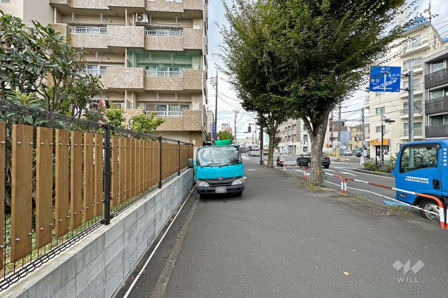 敷地北側の前面道路（東側から）