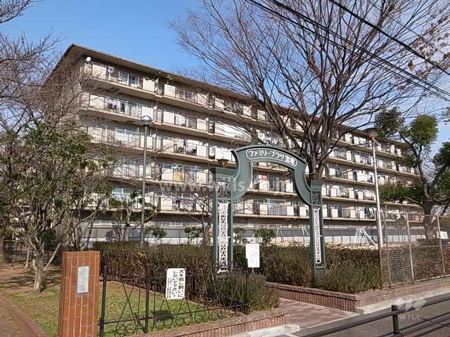 ファミリープラザ宝塚D棟の外観（南西側から）