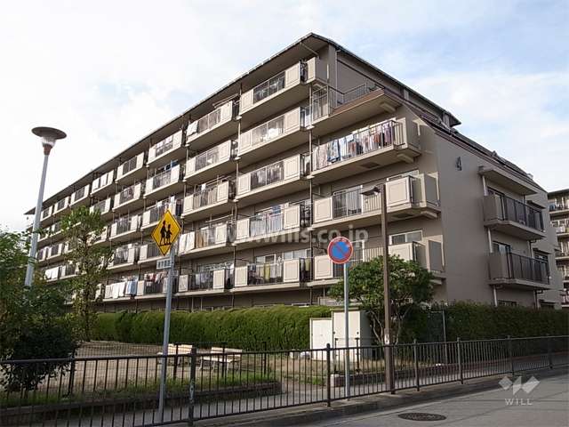 ファミリープラザ宝塚D棟の外観（南東側から）