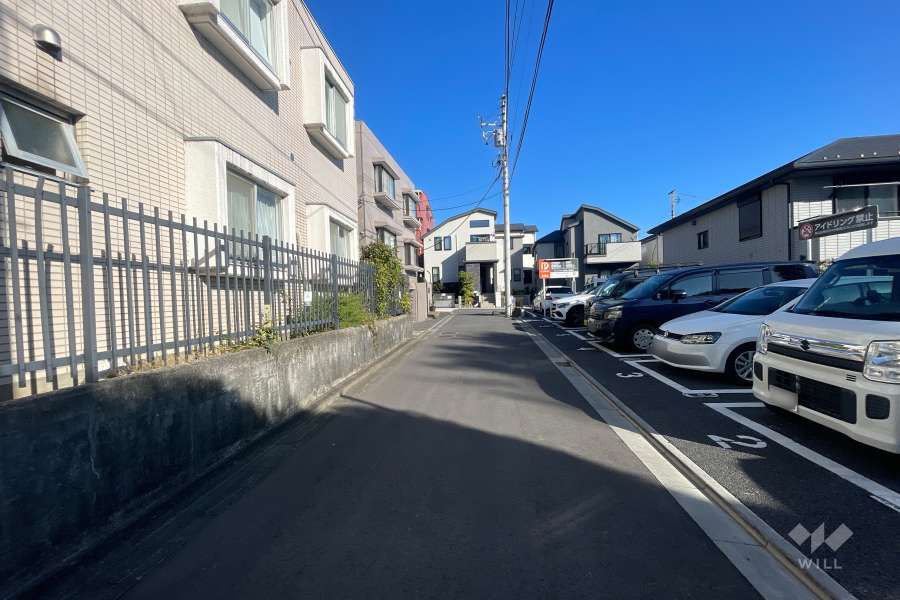 敷地の東側前面道路（南側から）