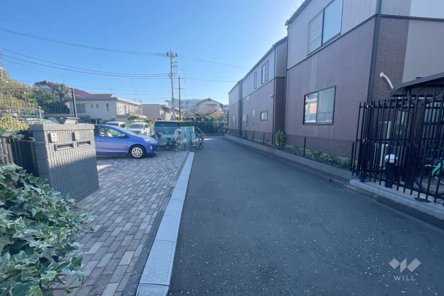 敷地北側の前面道路（西側から）