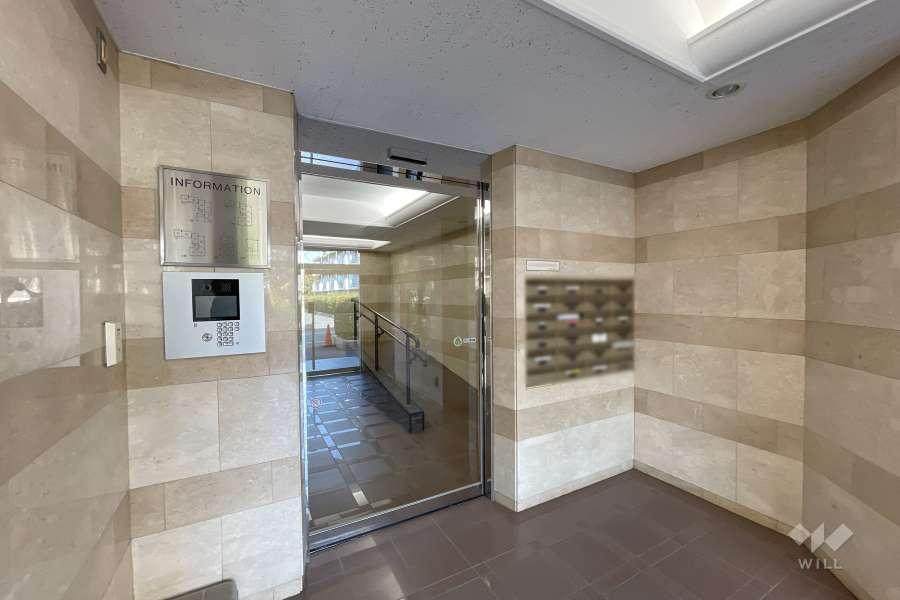 エントランスはオートロック付きです。　