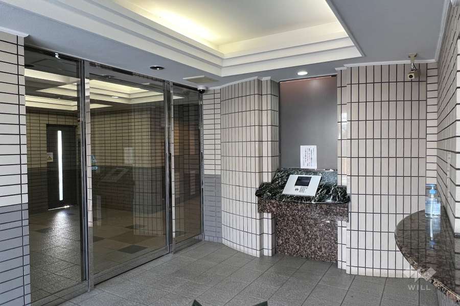 エントランスはオートロック付きです。