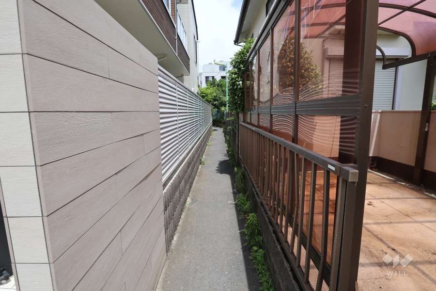 敷地の南東側通路（北東側から）