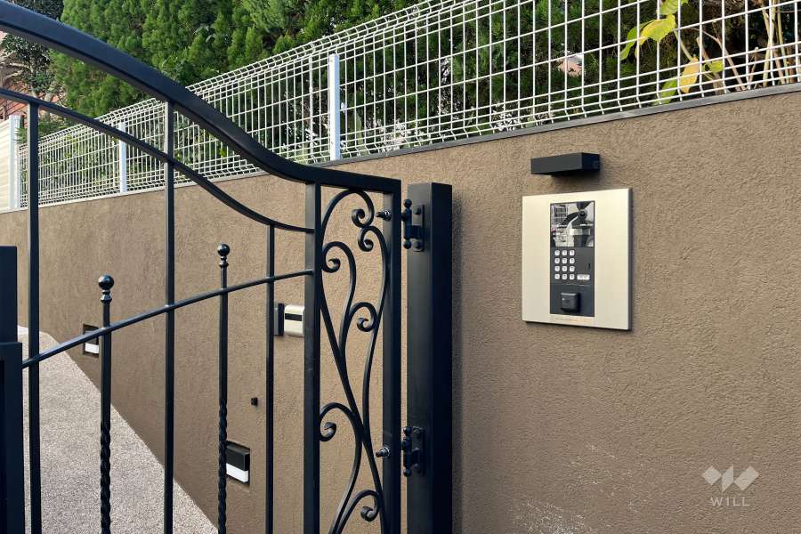 エントランスはオートロック付です。