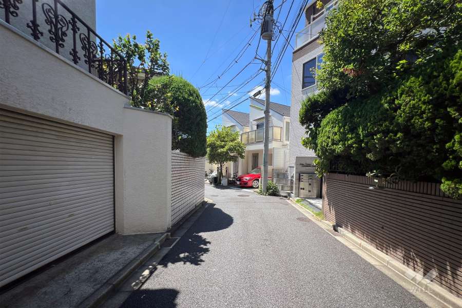 敷地南側の前面道路（東側から）