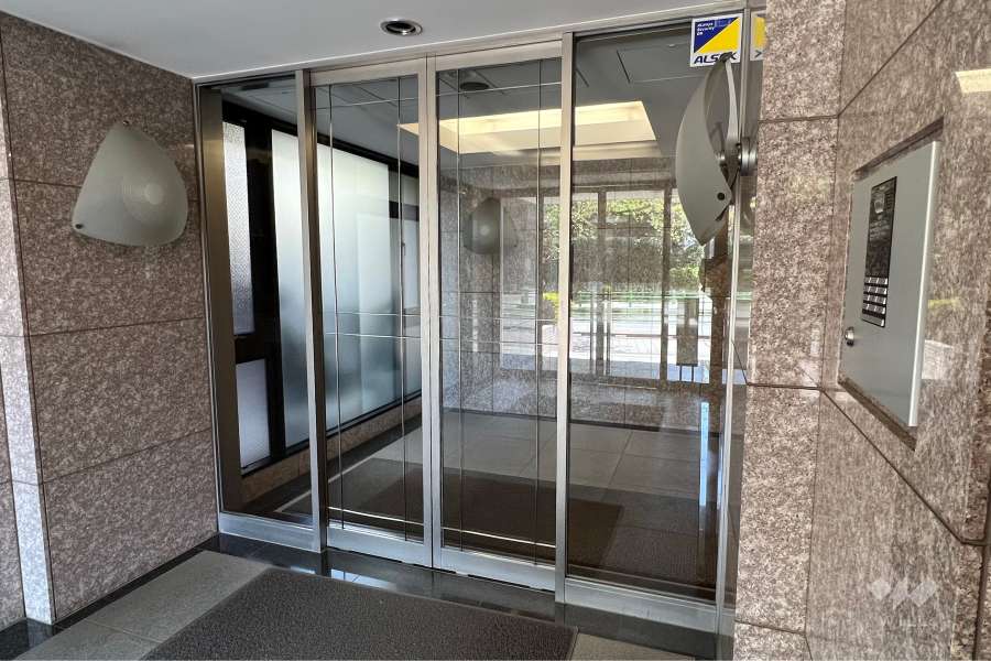 エントランスはオートロック付きです。