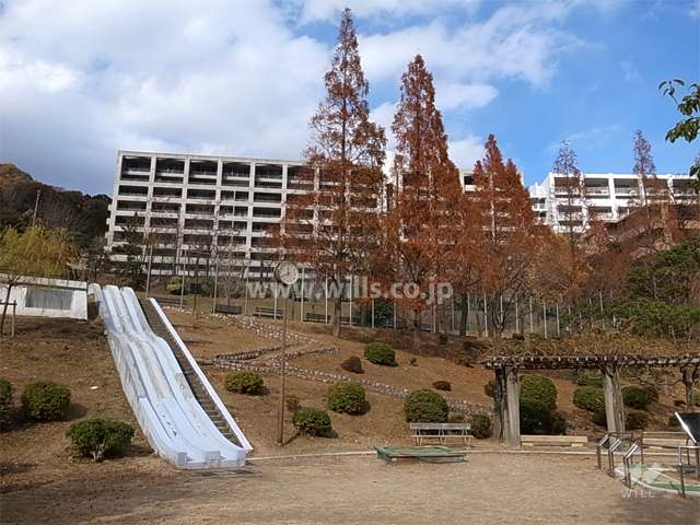 道を挟んで、公園に面しています。