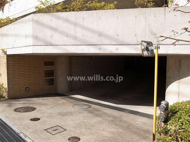 敷地内駐車場入口（シャッター付き）