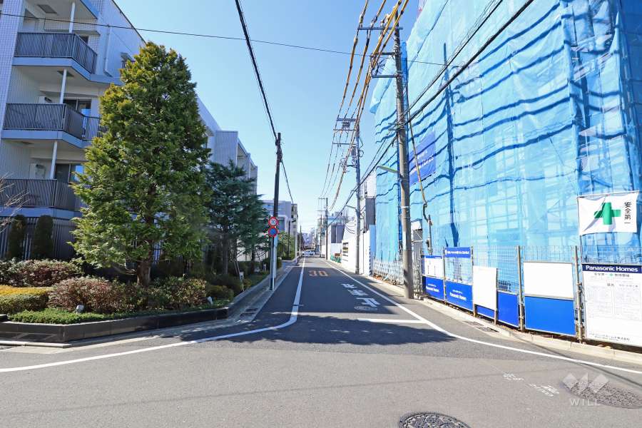 敷地北西側の前面道路(北東側から)