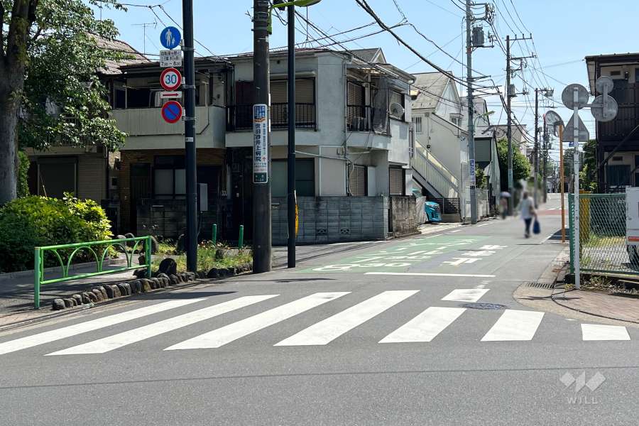 敷地西側の前面道路