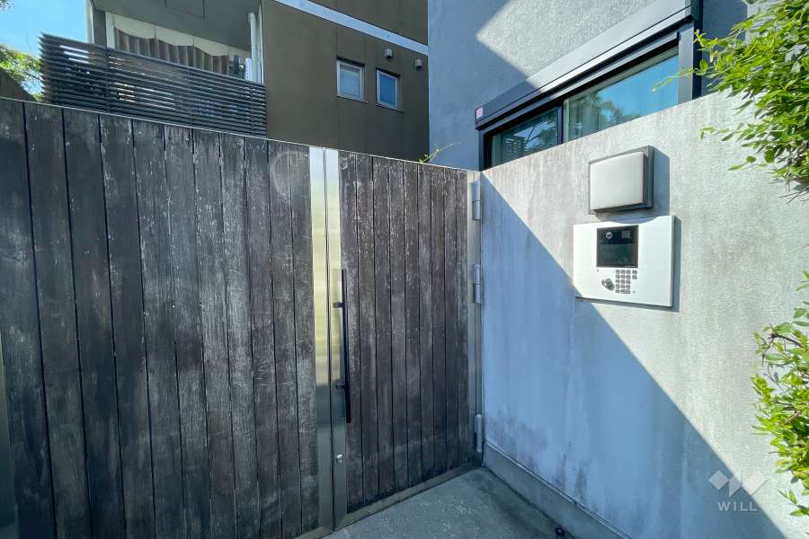 エントランスはオートロック付きです。