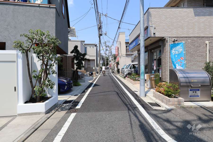 敷地東側の前面道路（南側から）