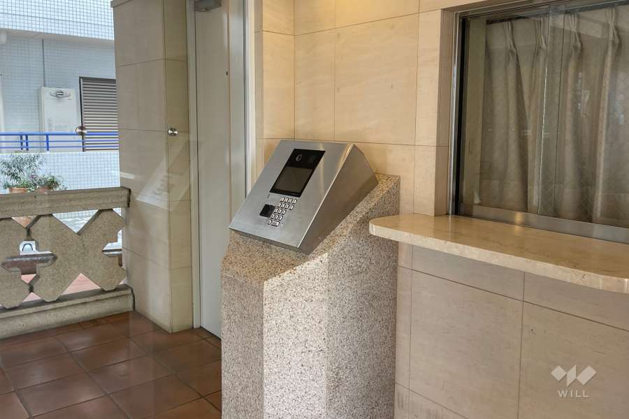 エントランスはオートロック付きです。