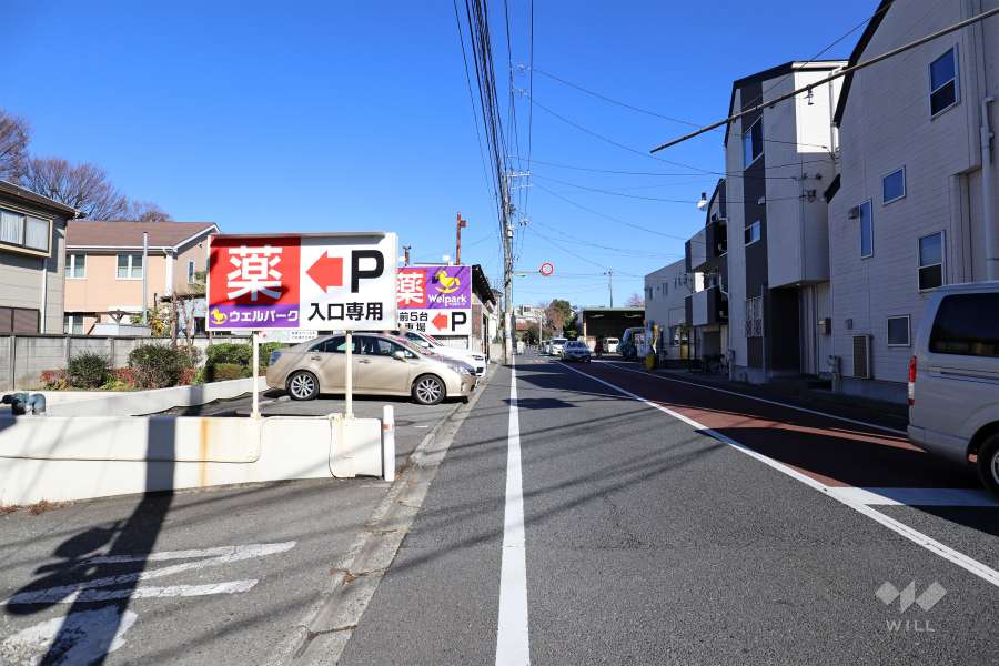 敷地東側の前面道路（南側から）