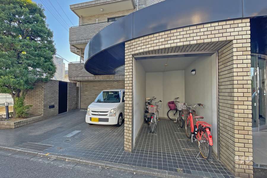 敷地内駐車場（屋外平面式）と駐輪場