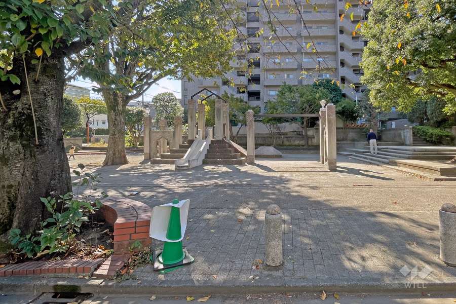 春に桜が楽しめる『桜丘二丁目南広場』は、敷地北東側にあります。