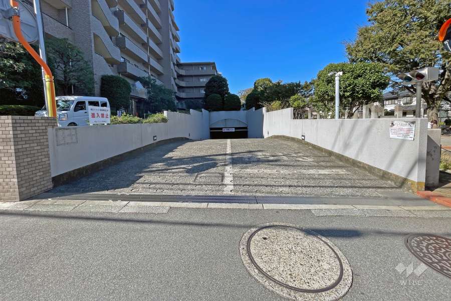 地下平面駐車場の出入り口