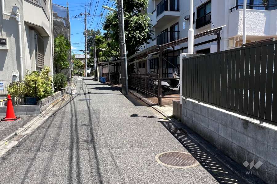 敷地西側の前面道路(南側から)