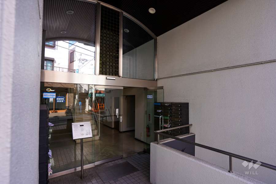 エントランスはオートロック付きです。