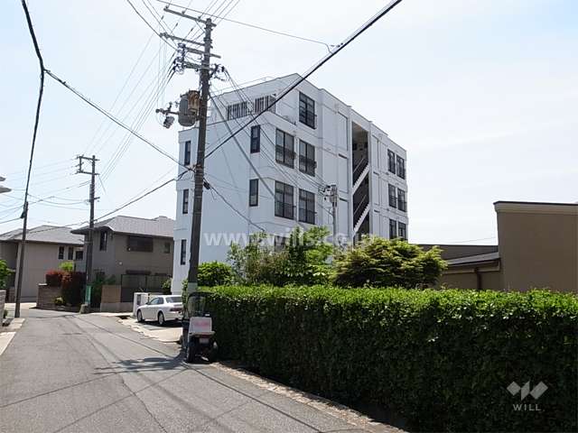 芦屋第一コーポラスの遠景。周辺は一戸建てとマンションが混在する住宅地です。