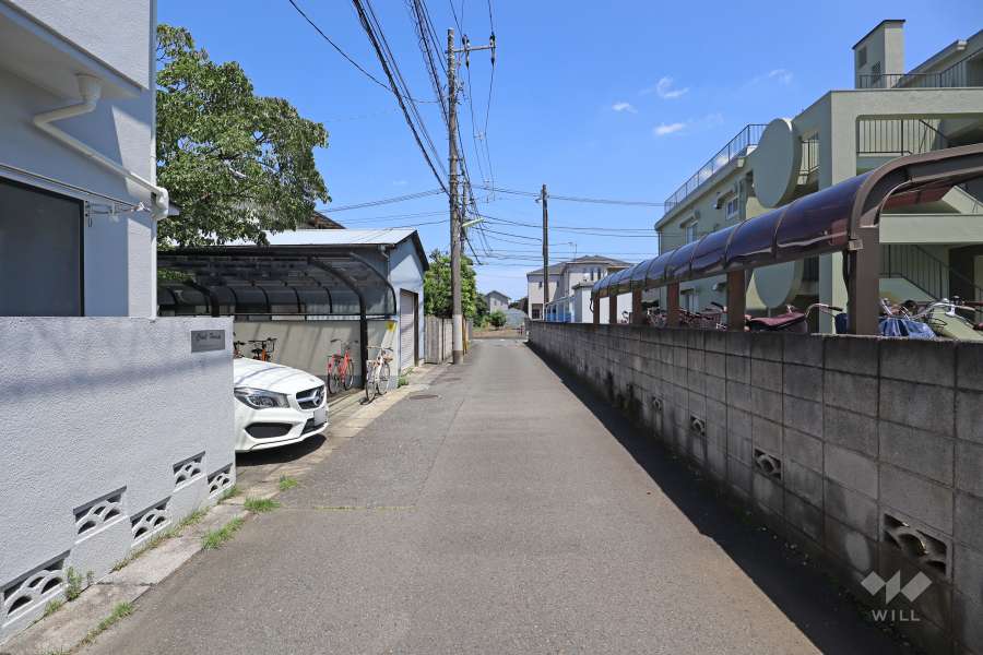敷地北側の前面道路（東側から）