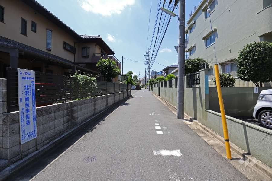 敷地南側の前面道路（東側から）