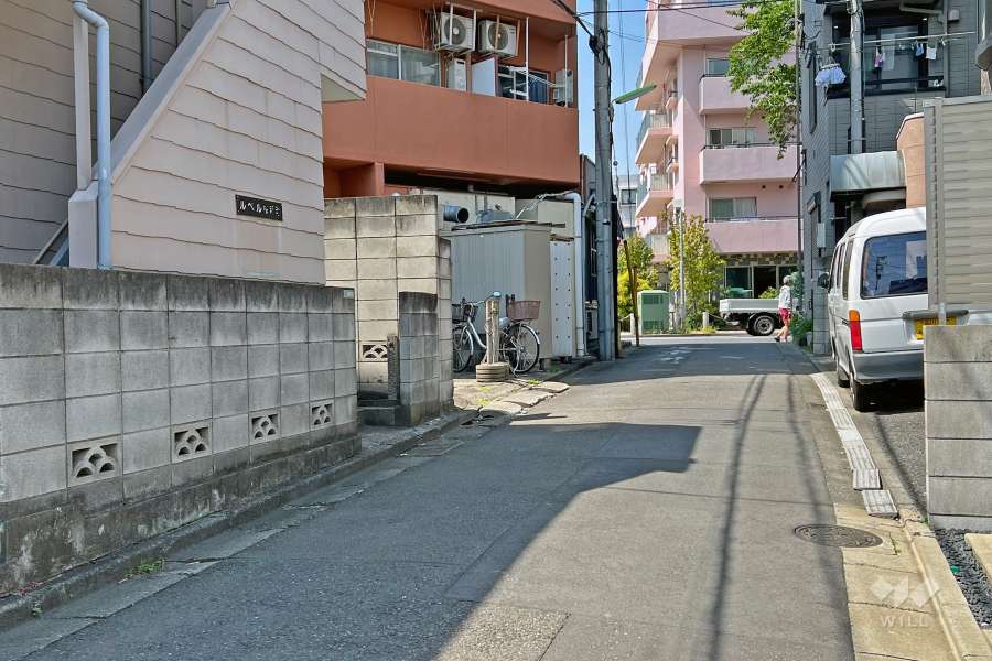 敷地の東側前面道路(南側から)