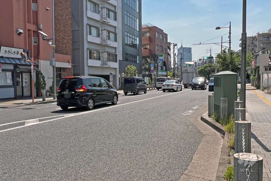 敷地の北側前面道路は「水道みち」です(東側から)。