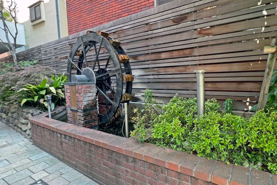 敷地西側に隣接する『石田水車跡』