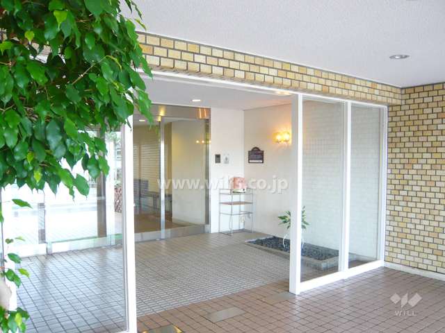 エントランスホール。オートロックが付いています