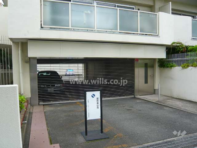 駐車場出入り口はリングシャッターです