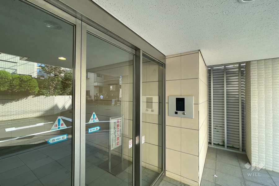 エントランスはオートロック付きです。