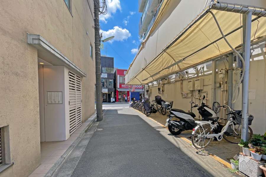 敷地南側の前面道路（東側から）