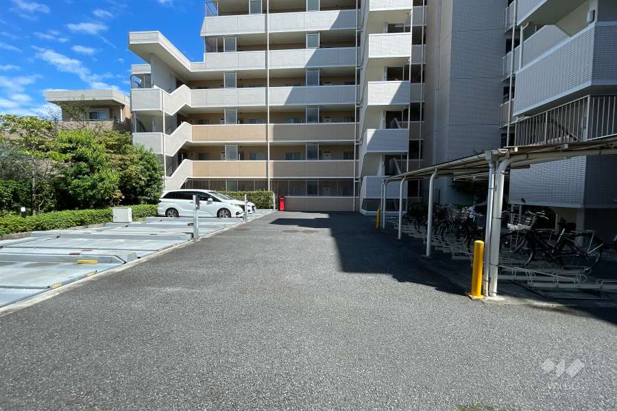 敷地内駐車場（屋外機械式）と駐輪場
