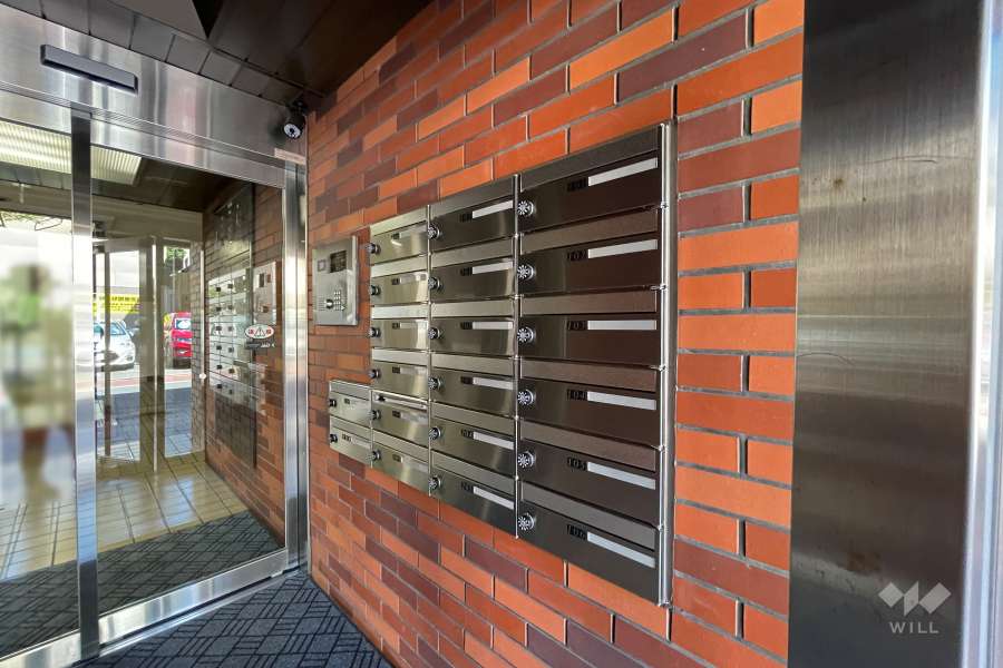 エントランスはオートロック付きです。