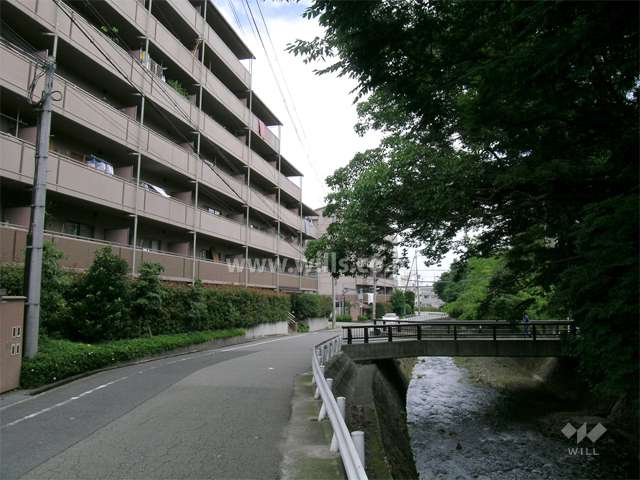 敷地の西側には天神川が流れています。